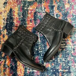 B Makowsky Ringo Black Leather Ankle Bootie